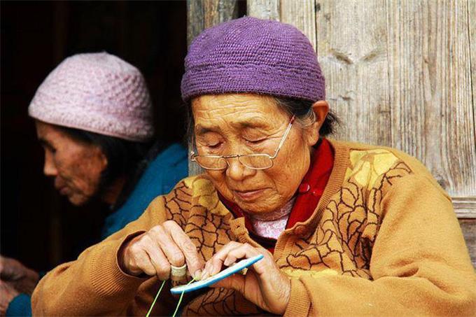 佩戴老花眼鏡，記住這四點(diǎn)，避免對(duì)眼睛造成傷害